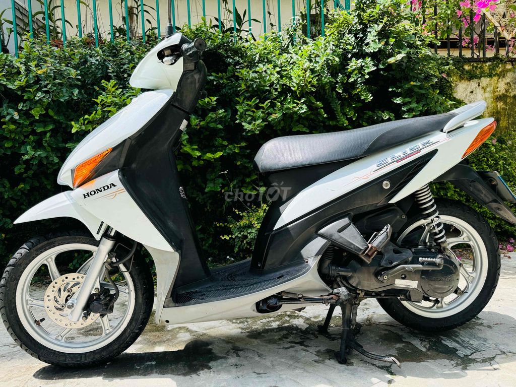 Bán honda click trắng đời cao vành 6lá, xe biển43.