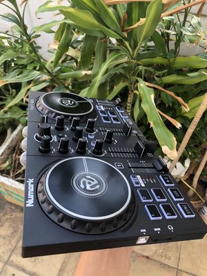 Ra Đi Bàn DJ Party Mix Numark Cho Người Tập Nhạc