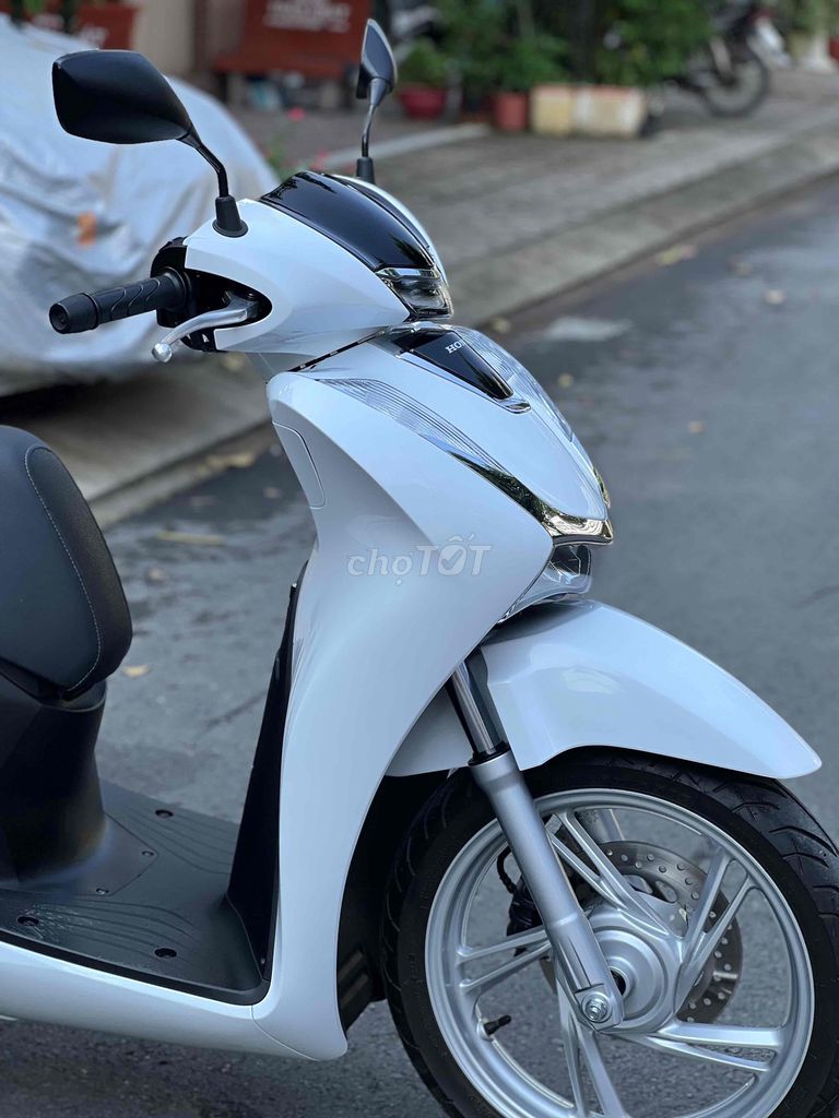 Honda SH125 CBS 2024 Trắng 8000 km. Mua bán Xe máy tại Quận Ô Môn Cần Thơ được đăng bởi Huỳnh Thắng hình 6