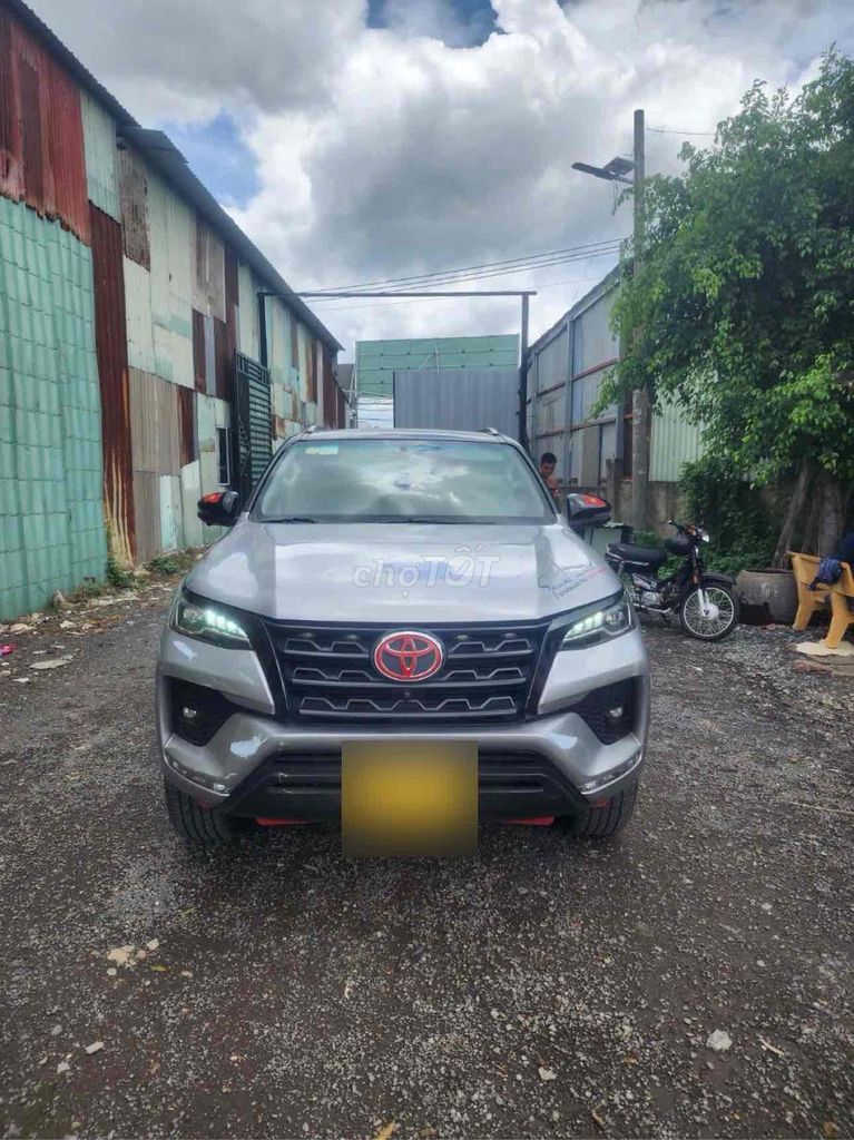 Toyota Fortuner 2021, серый