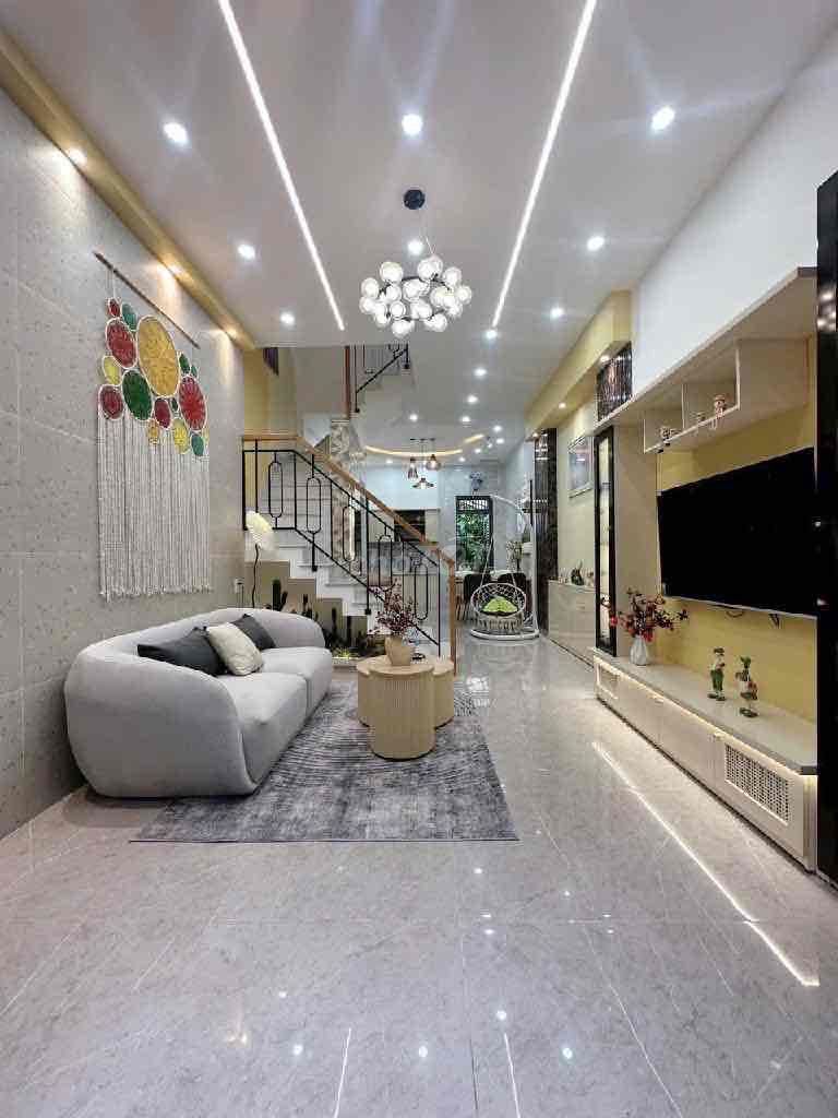 Bán nhà đẹp chợ Thạch Đà, 3 tầng, HXH,72m2, có sân vườn.