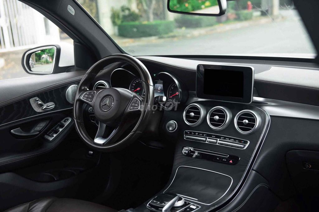 Mercedes GLC300 2018 1 chủ Trắng // Nâu. Mua bán Ô tô tại Quận 7 Tp Hồ Chí Minh được đăng bởi Nguyễn Lê Trung hình 19