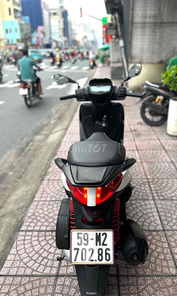Xe Piaggio Medley 125 màu trắng đen. Mua bán Xe máy tại Quận Phú Nhuận Tp Hồ Chí Minh được đăng bởi Cửa hàng xe máy Hoàng Dũng hình 5