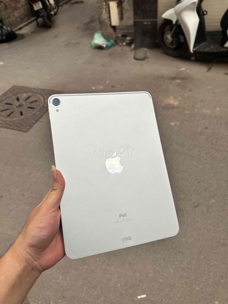 Apple iPad Pro 2018 11 inch Bạc 256 ghi. Mua bán Máy tính bảng tại Quận Ba Đình Hà Nội được đăng bởi Bùi văn tuấn hình 1