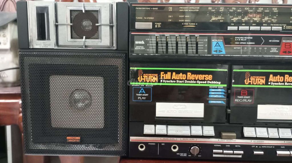 Radio cassette hiệu JVC model PC - W330JW