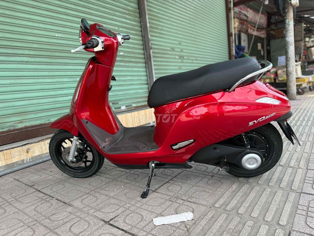 Электрический скутер VinFast EVO 200 красный 2024