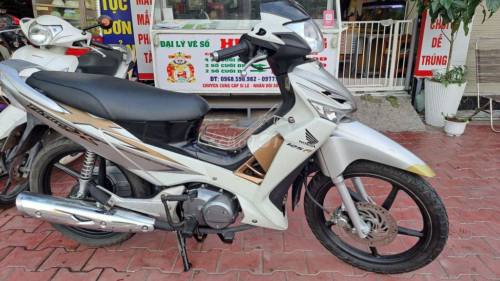 Белый автомобиль Honda Future 125 Fi