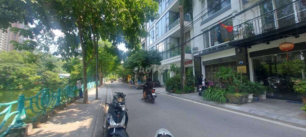 Продается отель на Западном озере в Куанг Кхане площадью 130 м², 6 тонн, 10 обслуживаемых апартаментов, 170 миллиардов долларов