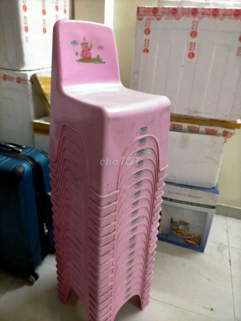 Ghế nhựa màu hồng baby