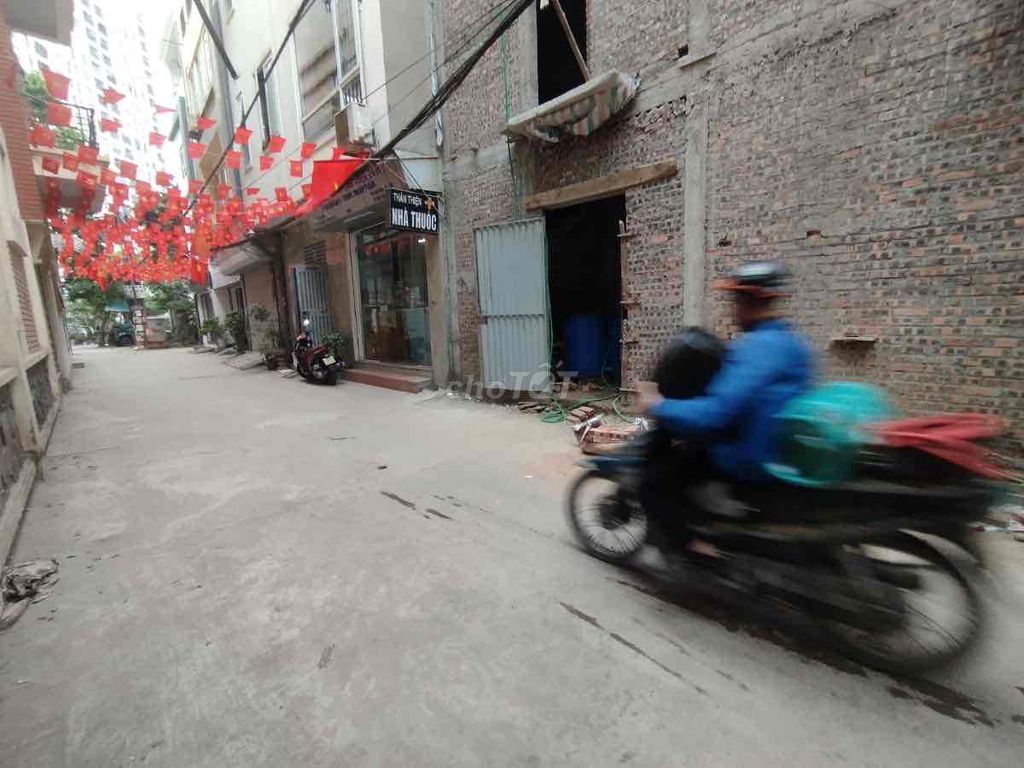 NHÀ XÂY MỚI PHÂN LÔ BÀN CỜ 2ÔTÔ TRÁNH DỪNG ĐỖ PHỐ VĨNH HƯNG Ở NGAY.