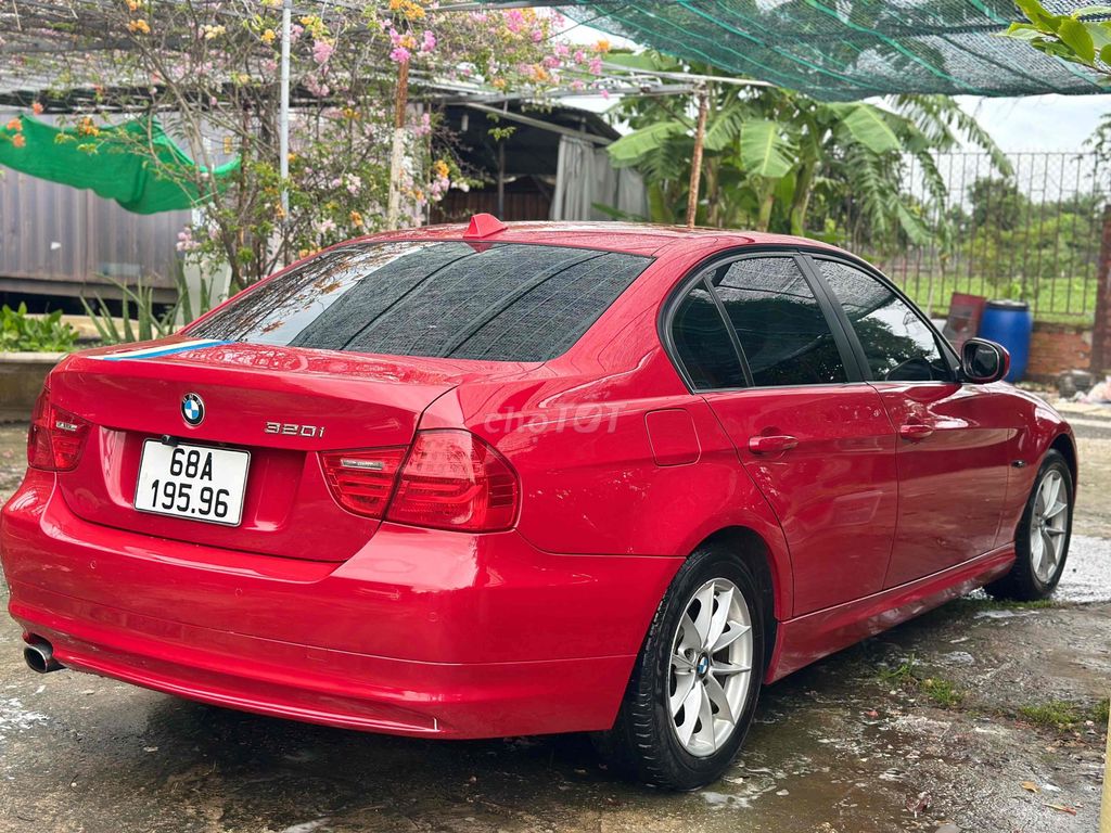 BMW 320i выпуска 2011 года красный цинк красивый