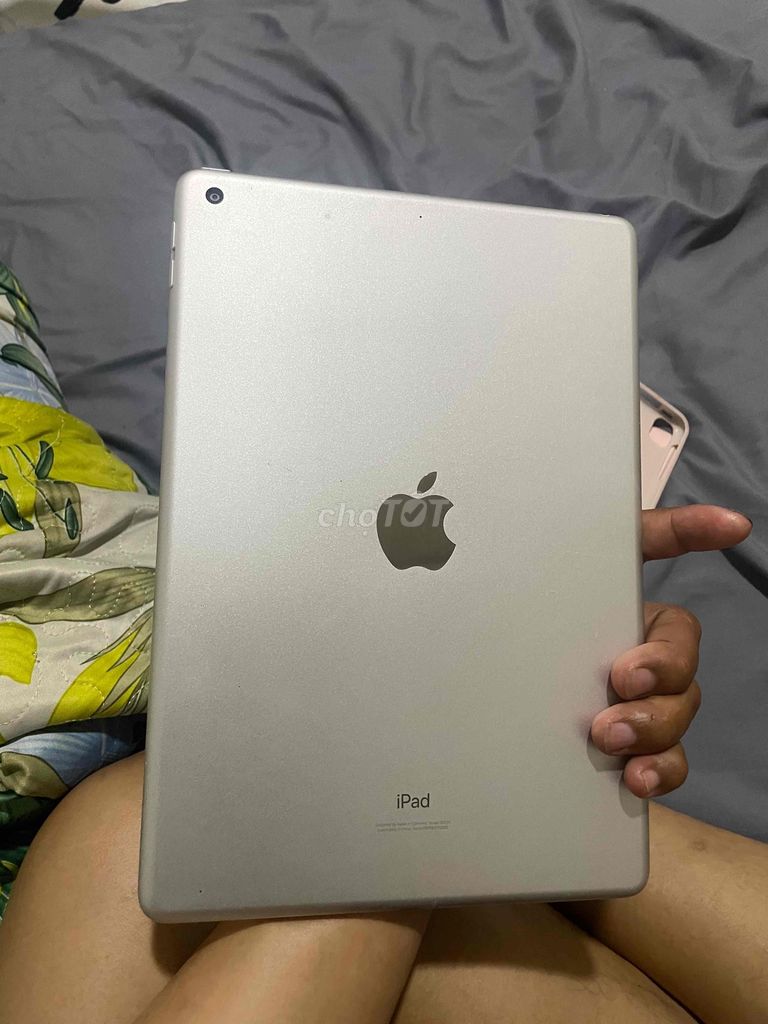 Dư em ipad gen8 32gb ngoại hinhg còn đẹp