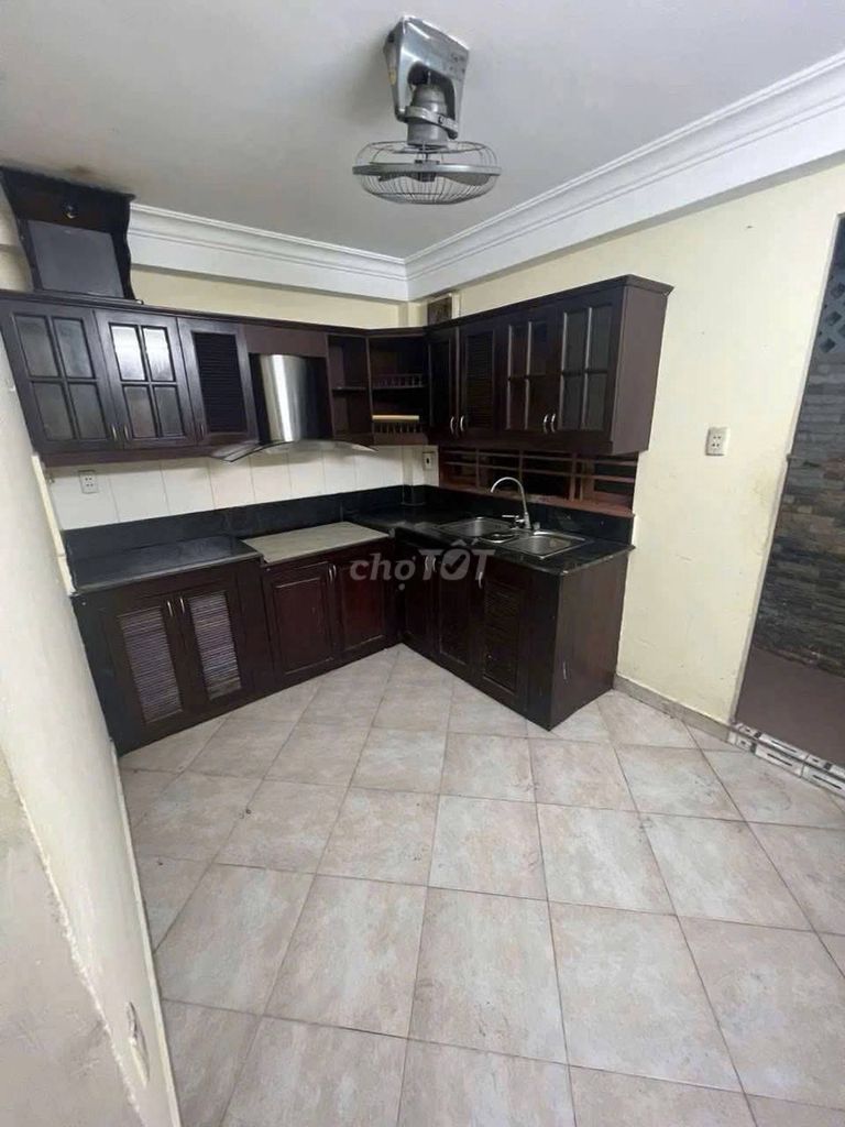 Дом в переулке с заездом для машины, ул. Дой Кунг, 11-й округ, 33 м²