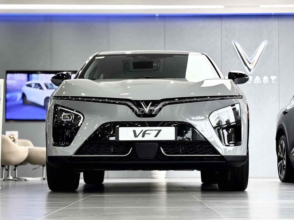 Электромобиль VinFast VF7, белый