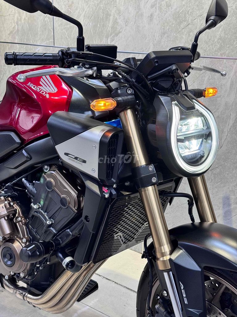 Honda CB650R E-Clutch 2024 Красный 2500км Таиланд