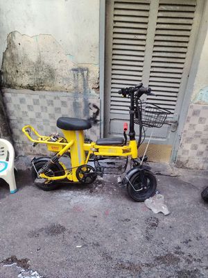 Xe đạp điện màu Vàng. Mua bán Xe điện tại Quận 4 Tp Hồ Chí Minh được đăng bởi A út 