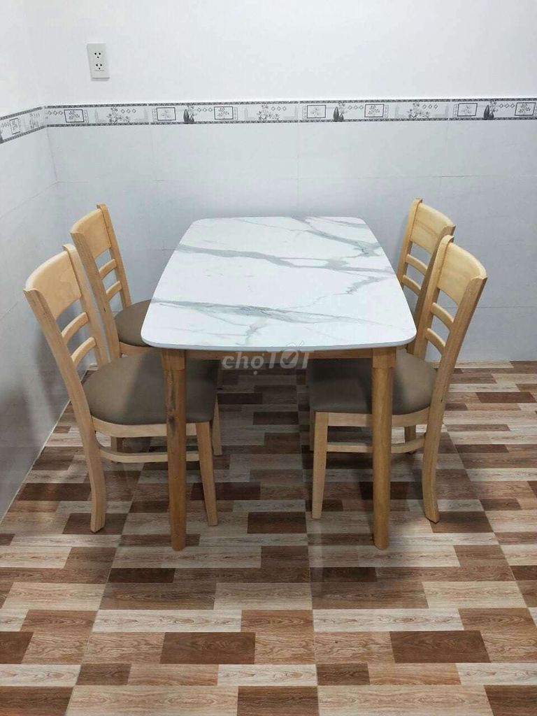 Tron bộ 4 ghế và 1 bàn (bàn ăn gia đình)
