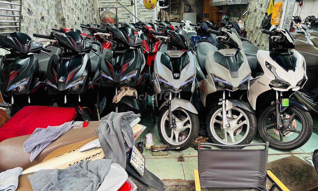 Разнообразный скутер Honda SH