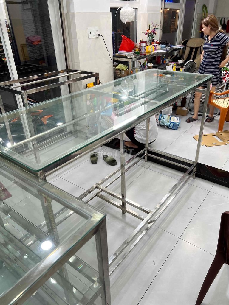 vài kệ shop quần áo trưng bày inox kính cường 10ly