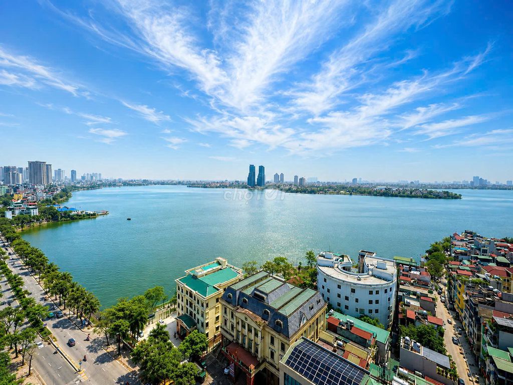 Квартира в ЖК Ho Tay Watermark на Лак Лонг Куан 102 м² с видом на озеро