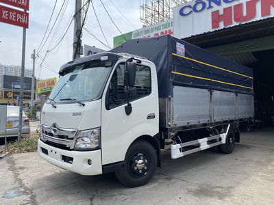 xe HiNo XZU730L tải 5 tấn thùng mui bạt Inox 2023