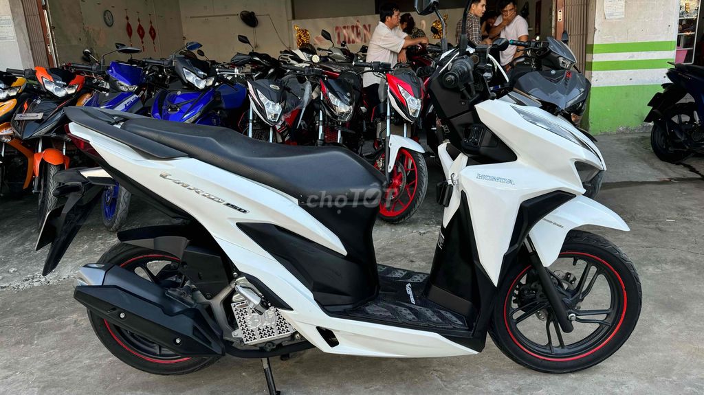 Vario 150 trắng đen 2018 ( hỗ trợ góp )