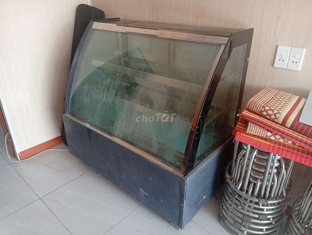 Tủ trưng bày Kính Kim loại Đen Hiện đại. Mua bán Tủ, kệ gia đình tại Quận Long Biên Hà Nội được đăng bởi Thinh Tran hình 1