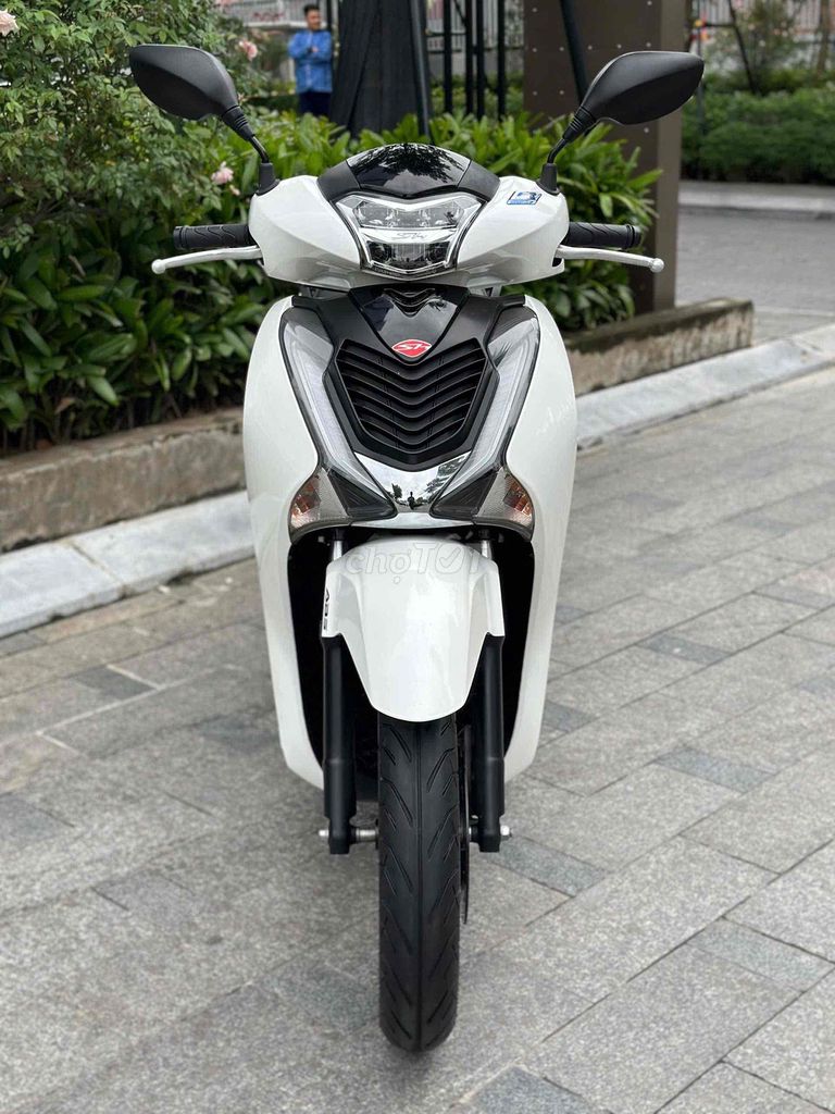Cần bán SH 150 ABS 2018 màu trắng cực đẹp,cực chât. Mua bán Xe máy tại Quận Đống Đa Hà Nội được đăng bởi Xe Máy Vượng Trung hình 2