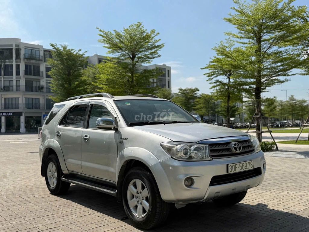 Toyota Fortuner 2010 Автомат Серебристый