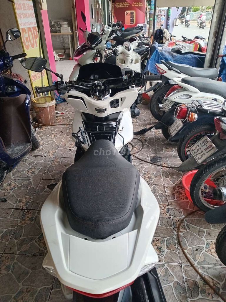 Xe máy Honda PCX màu trắng. Mua bán Xe máy tại Quận Bình Tân Tp Hồ Chí Minh được đăng bởi Cường phát  hình 6