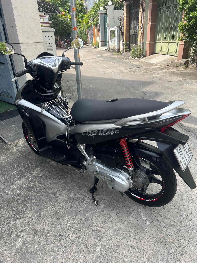 Honda Air Blade 2011 Đen Bạc bstp chính chủ. Mua bán Xe máy tại Quận 5 Tp Hồ Chí Minh được đăng bởi A Hà hình 4