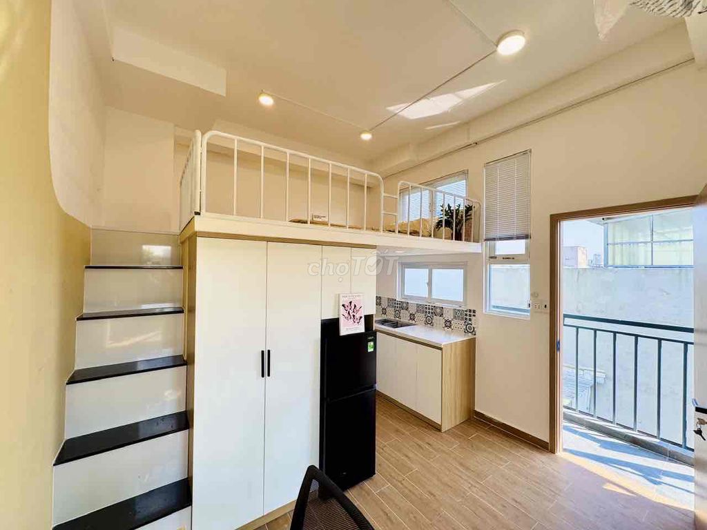PHÒNG ĐẸP GIÁ RẺ CÓ GÁC RỘNG 30m2 BAN CÔNG THOÁNG GẦN ĐH VLU, UEF, Q1