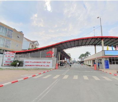 Nhân viên đóng gói bột ngọt
