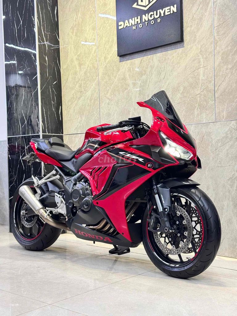 Хонда CBR650R 2023 красная черная 9000 км
