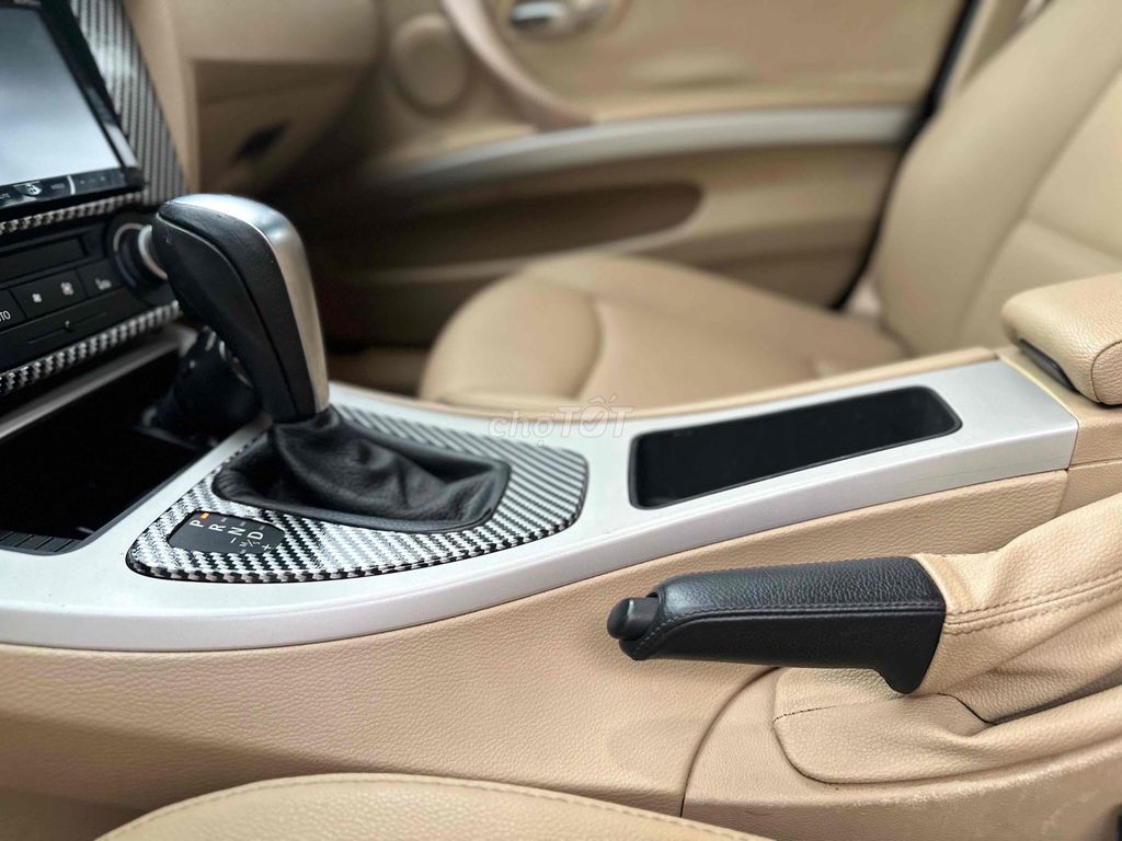 BMW 320i выпуска 2011 года красный цинк красивый