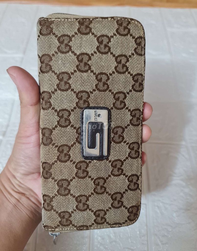 Gucci ví cầm tay.