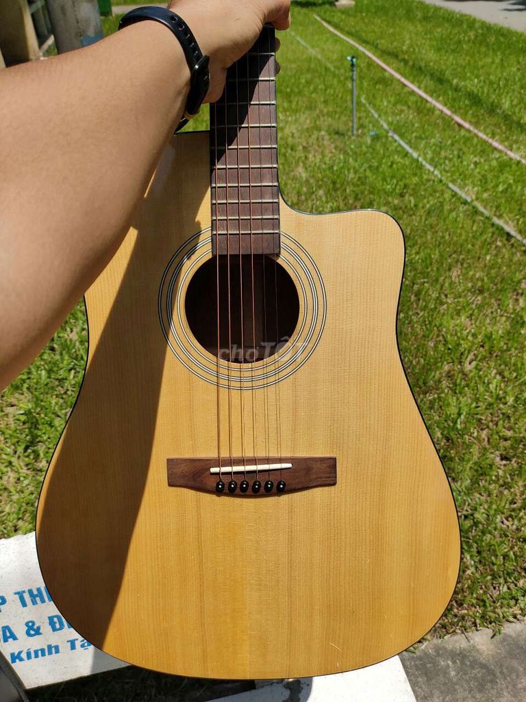 0766920075 - Bán guitar accoustic hiệu luthier V sjnh viên