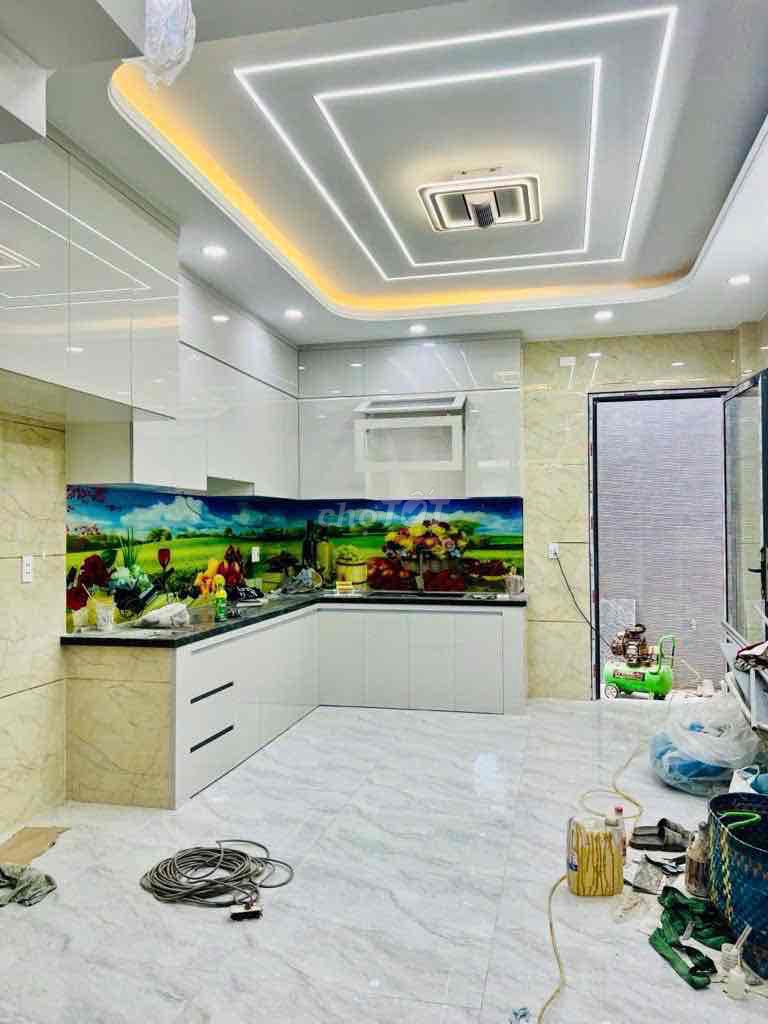 Cạnh Tên Lửa - Đường 7m Thông - Nhà Đúc 5 Tầng, DT: 4x18 (72m2), chỉ