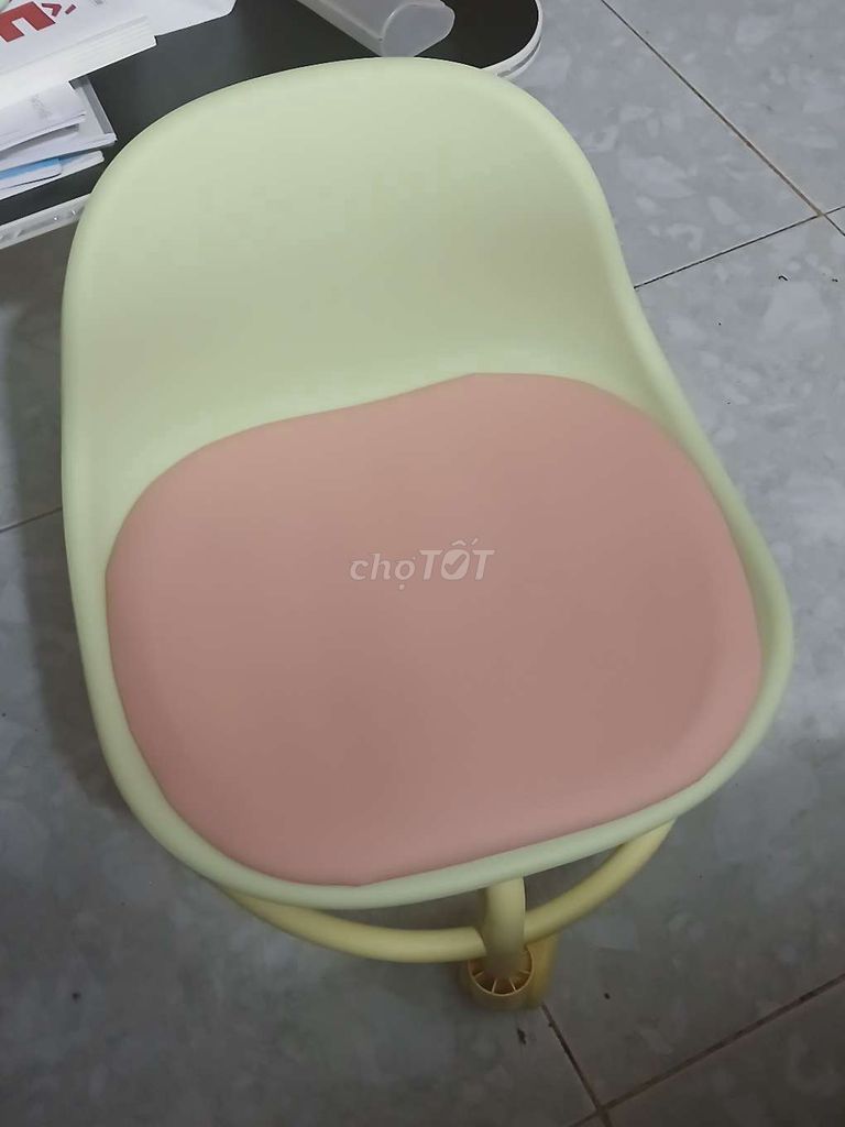 Ghế trẻ em Acrylic Vàng nhạt. Mua bán Mẹ và bé tại Quận Thanh Xuân Hà Nội được đăng bởi Ai pít hình 1