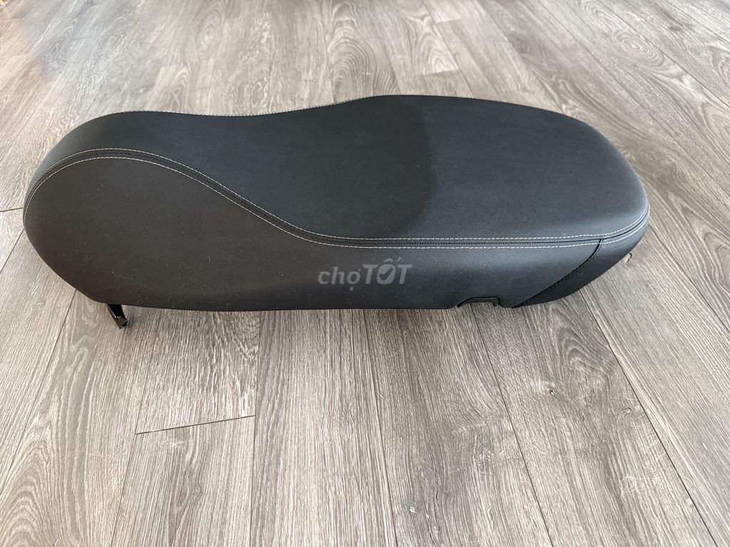 Yên xe máy Piaggio Vespa Primavera/Sprint Da Đen. Mua bán Phụ tùng xe tại Quận Tây Hồ Hà Nội được đăng bởi Ha Nguyen hình 3