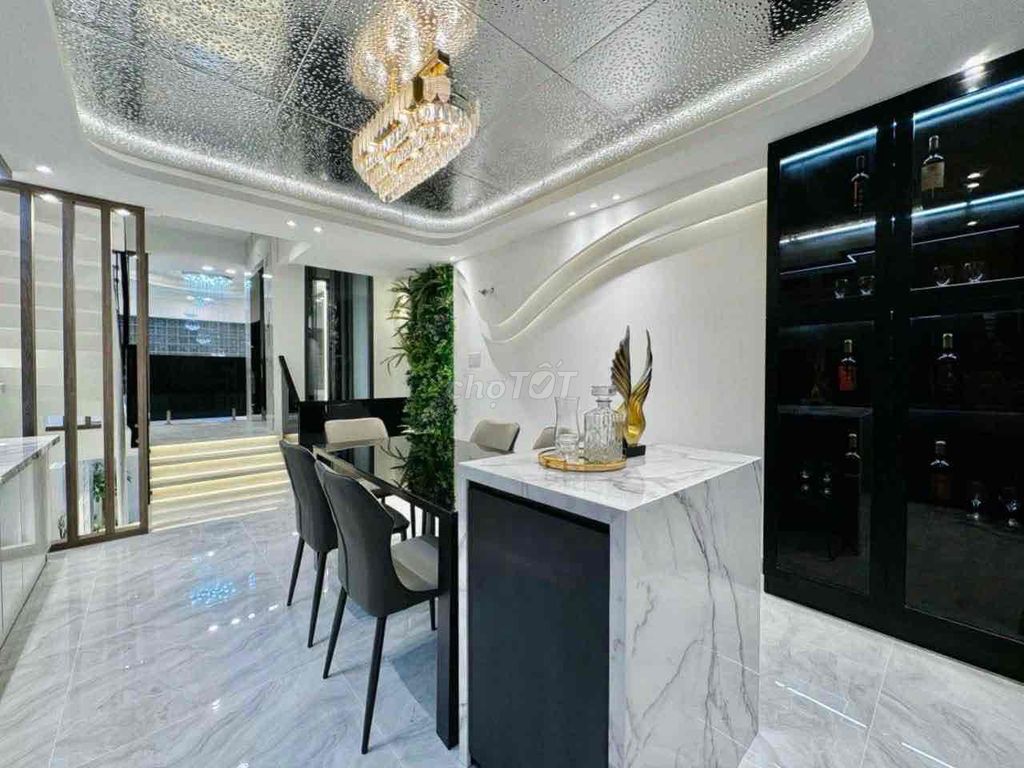 Новый красивый дом в переулке 535 Тхонг Нят, 16 округ