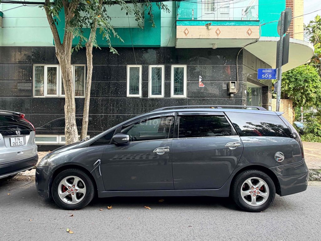 Mitsubishi Grandis 2005