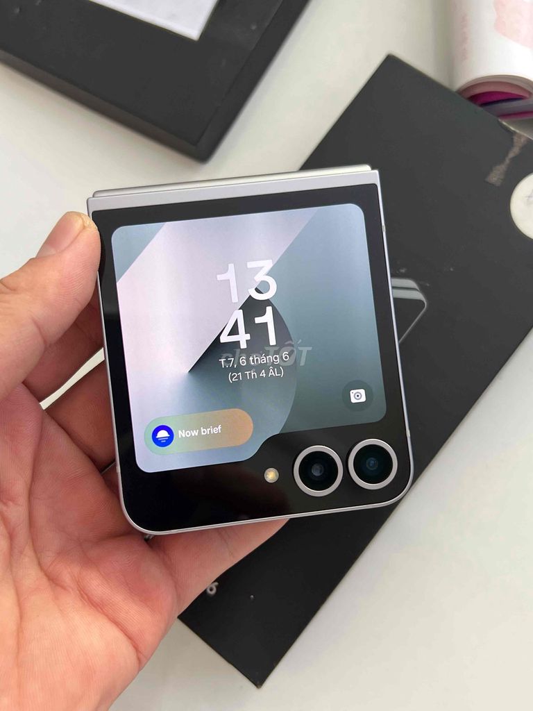 Samsung Galaxy Z Flip 6 512GB Bạc. Mua bán Điện thoại tại Quận 12 Tp Hồ Chí Minh được đăng bởi OkShop hình 1
