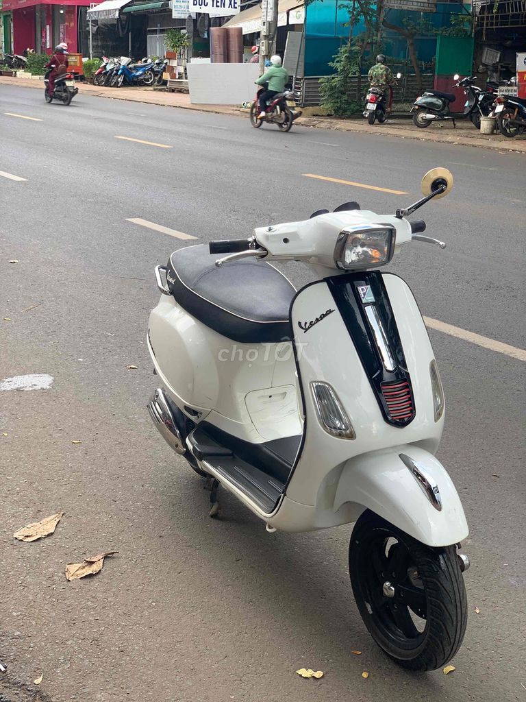 BÁN VESPA ĐÈN VUÔNG CÓ TRẢ GÓP KHÔNG CẦN TRẢ TRUOC. Mua bán Xe máy tại Thành phố Buôn Ma Thuột Đắk Lắk được đăng bởi XE MÁY ĐÔNG TÚ hình 1