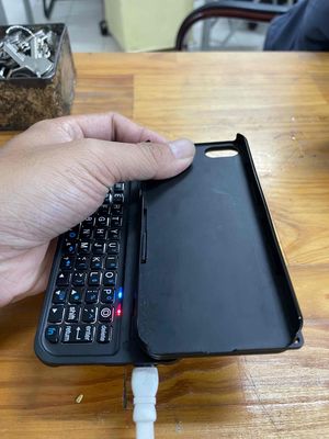 ốp lưng kiêm bàn phím không dây cho iphone 5/5s/se. Mua bán Phụ kiện (Màn hình, Chuột...) tại Quận 8 Tp Hồ Chí Minh được đăng bởi Thuong