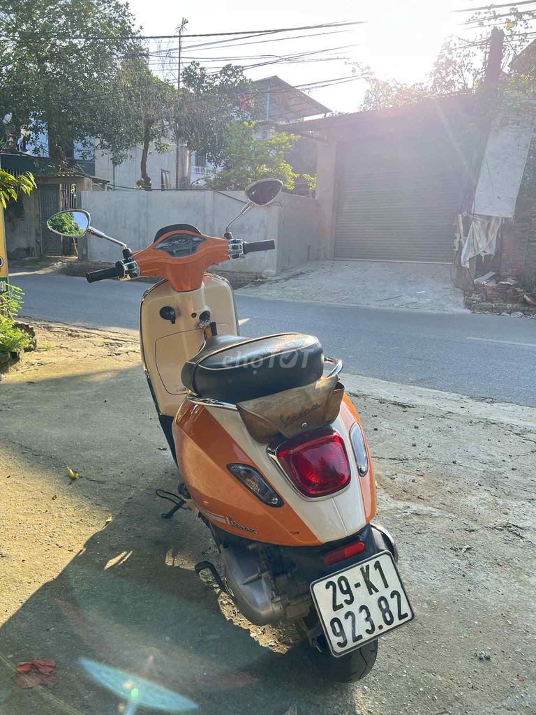 Специальное предложение Piaggio Vespa Sprint 2020, оранжево-белый