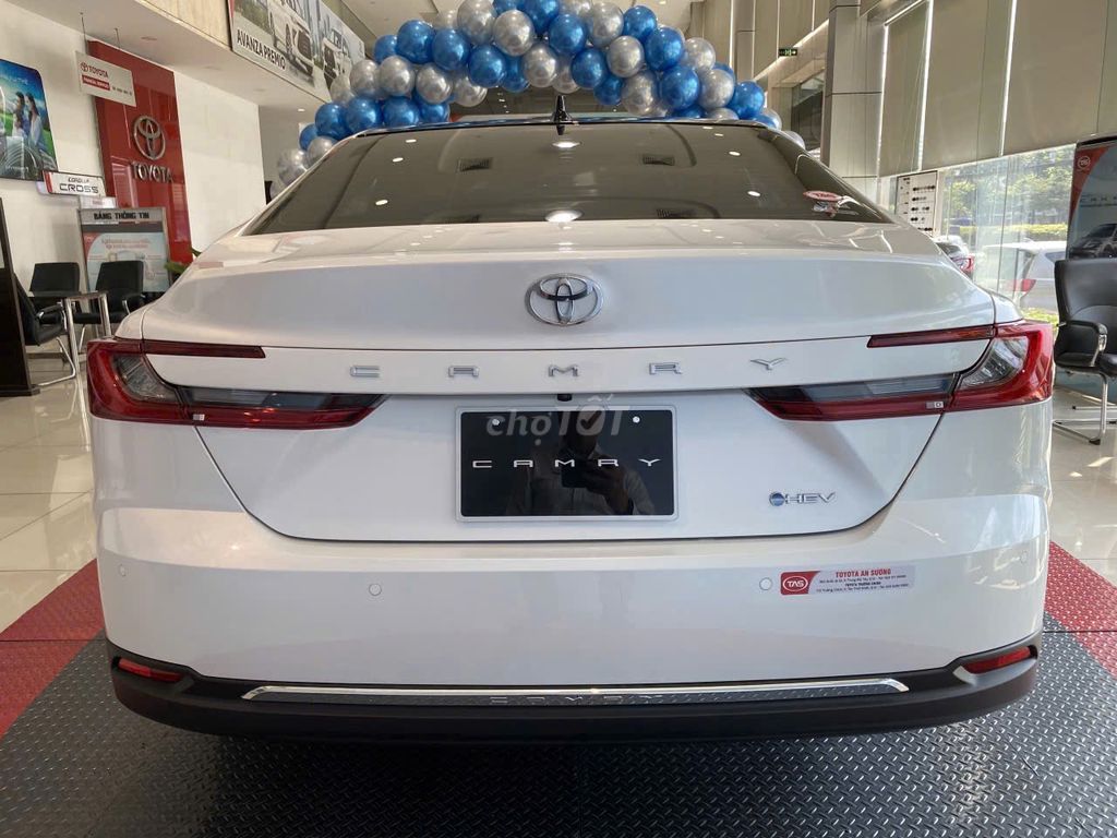 Гибридный белый бензиновый электрический гибрид Toyota Camry 2.5 HYBRID