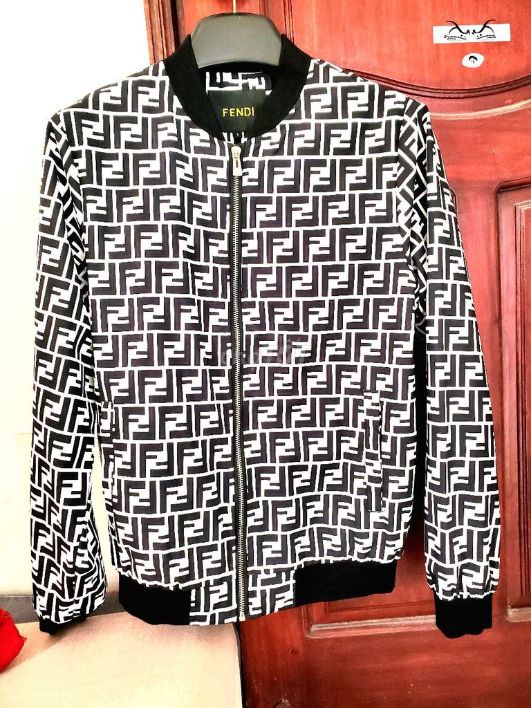 Áo khoác gió Fendi nam Đen trắng. Mua bán Quần áo tại Quận Lê Chân Hải Phòng được đăng bởi Thành Nguyễn hình 1