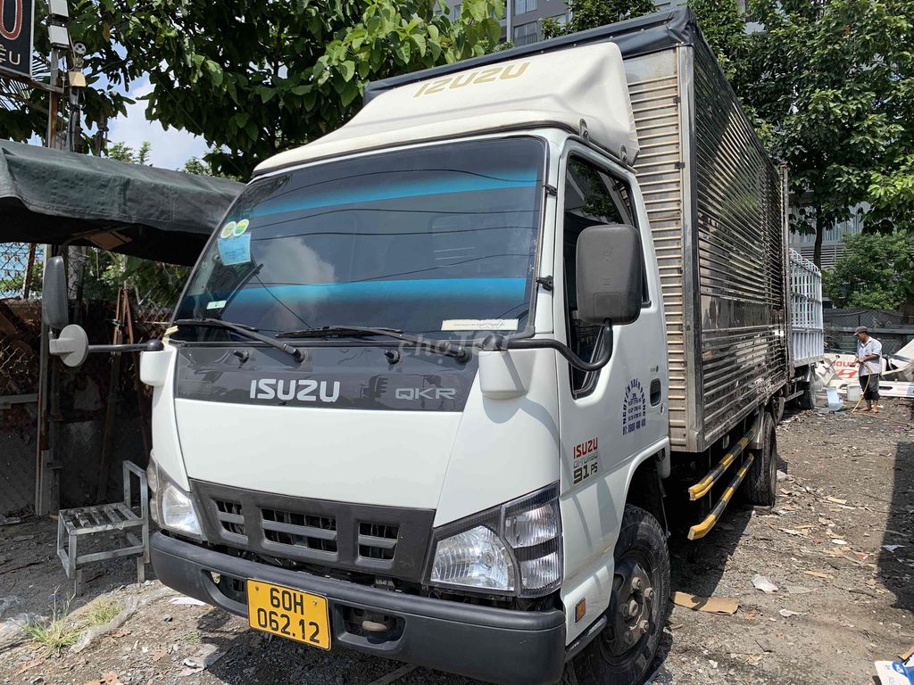 isuzu 1,8t đời 2013 thùng kín 4,4*1,8*1,9m mlanh