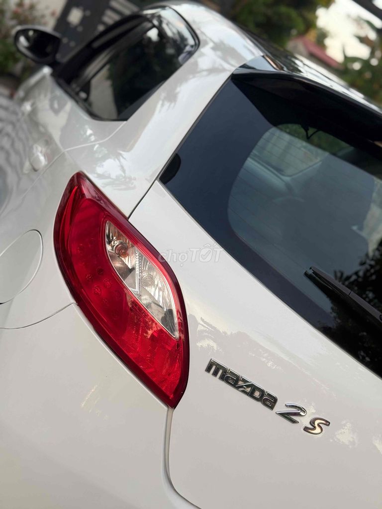 Mazda 2S 2013 белый хэтчбек